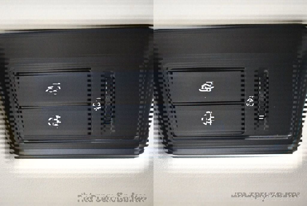 Used 2015 Jaguar XJ image 34