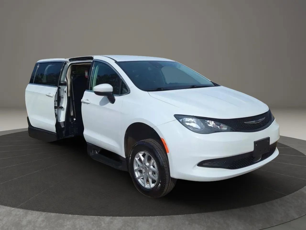 Used 2023 Chrysler Voyager LX FWD image 1