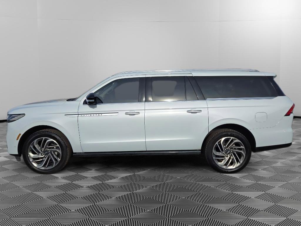 Used 2025 Lincoln Navigator L Reserve image 4