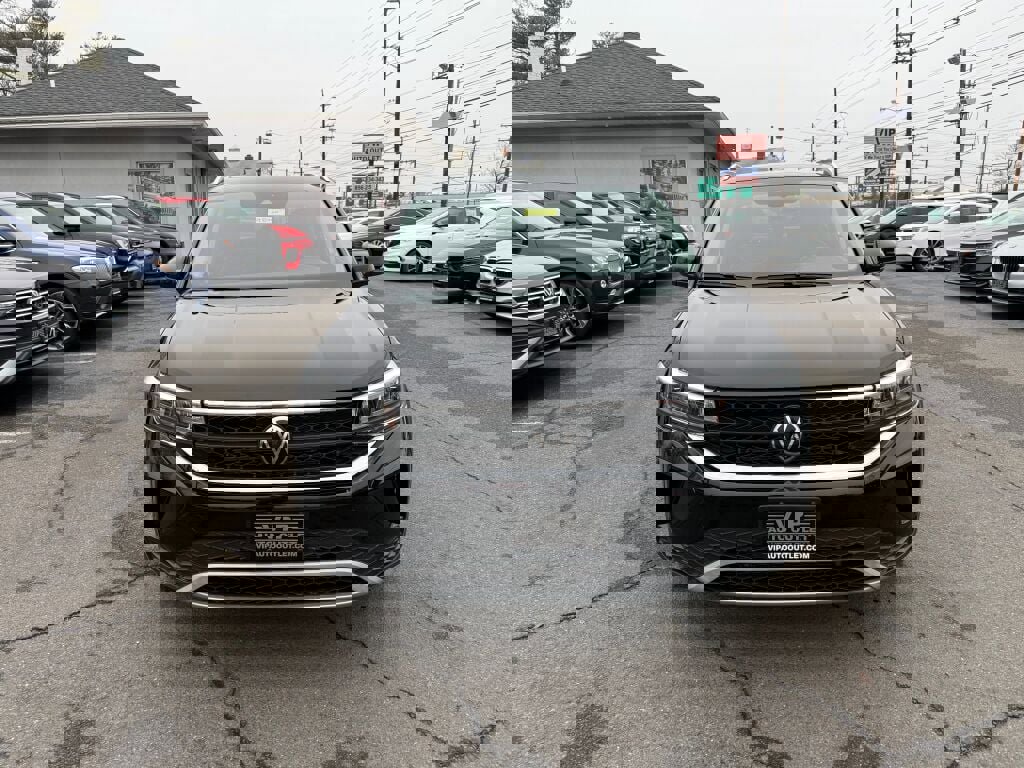 Used 2023 Volkswagen Taos SE w/ Panoramic Sunroof Package image 2