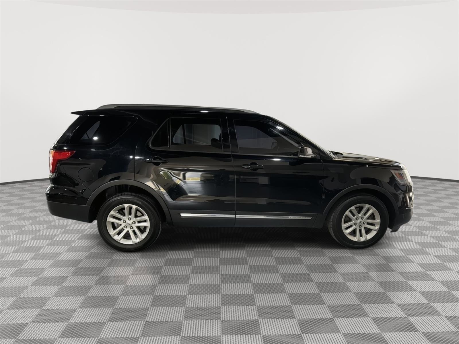 Certified 2017 Ford Explorer XLT w/ Equipment Group 202A FWD image 6