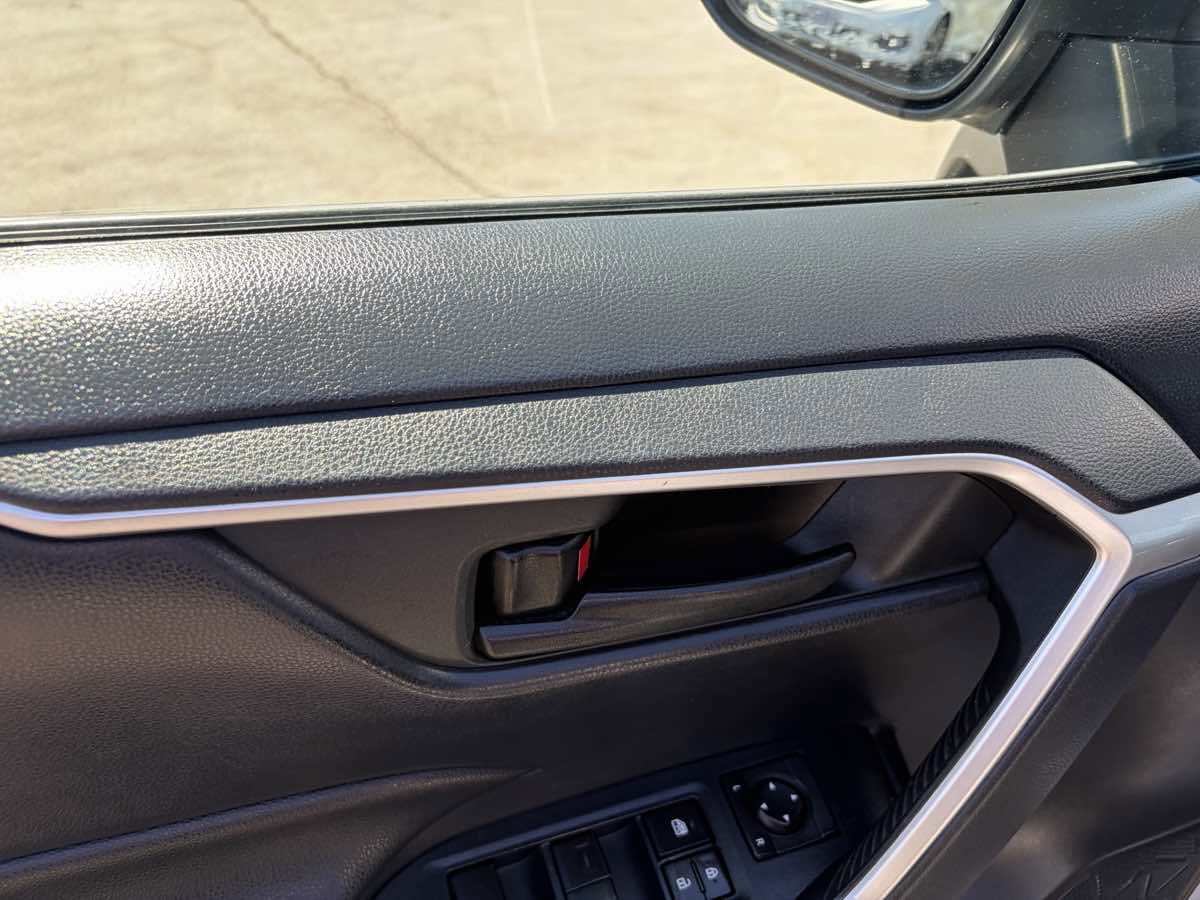 Used 2019 Toyota RAV4 LE AWD/4WD image 15