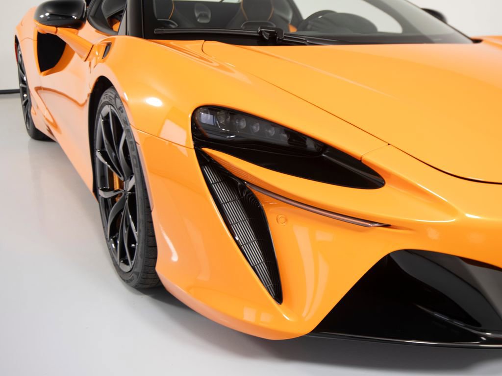 Used 2025 McLaren Artura Spider image 39
