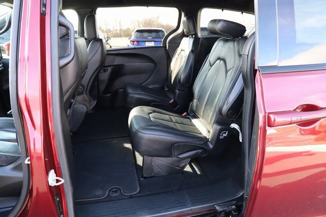 Used 2020 Chrysler Pacifica Touring-L w/ Advanced Safetytec Group image 19