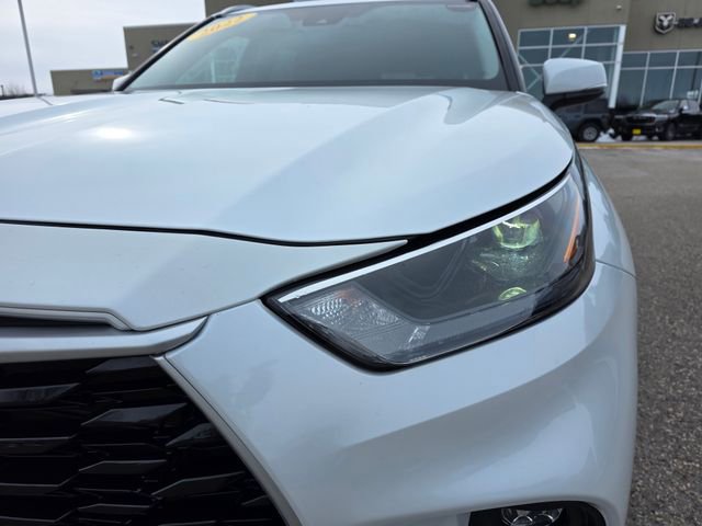 Used 2022 Toyota Highlander XLE image 3