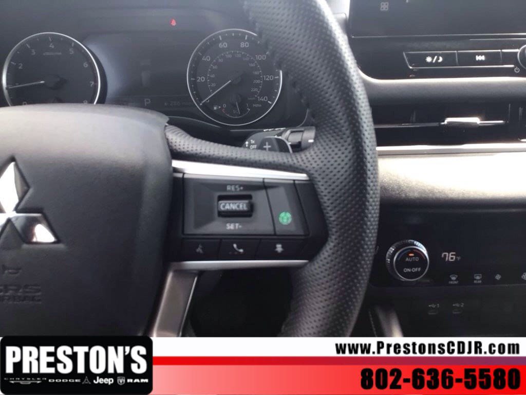 Used 2025 Mitsubishi Outlander AWD image 14