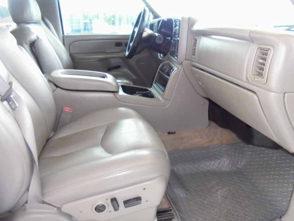 Used 2004 Chevrolet Silverado 2500 LT w/ Skid Plate Package AWD/4WD image 8