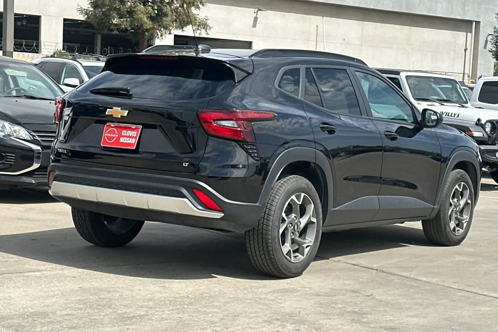 Used 2025 Chevrolet Trax LT FWD image 3