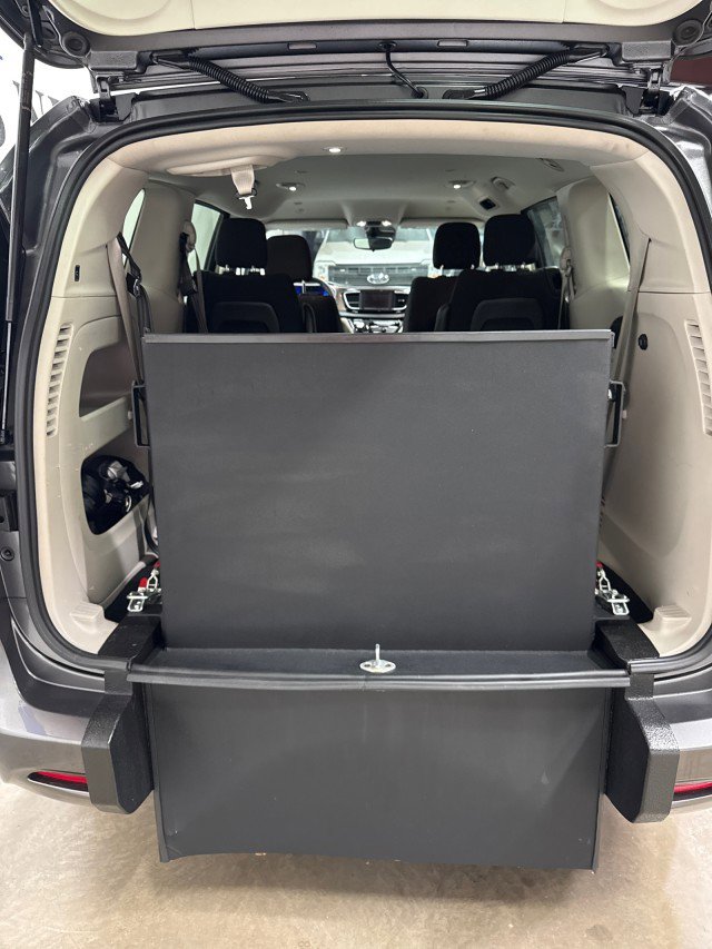 Used 2023 Chrysler Voyager LX image 17