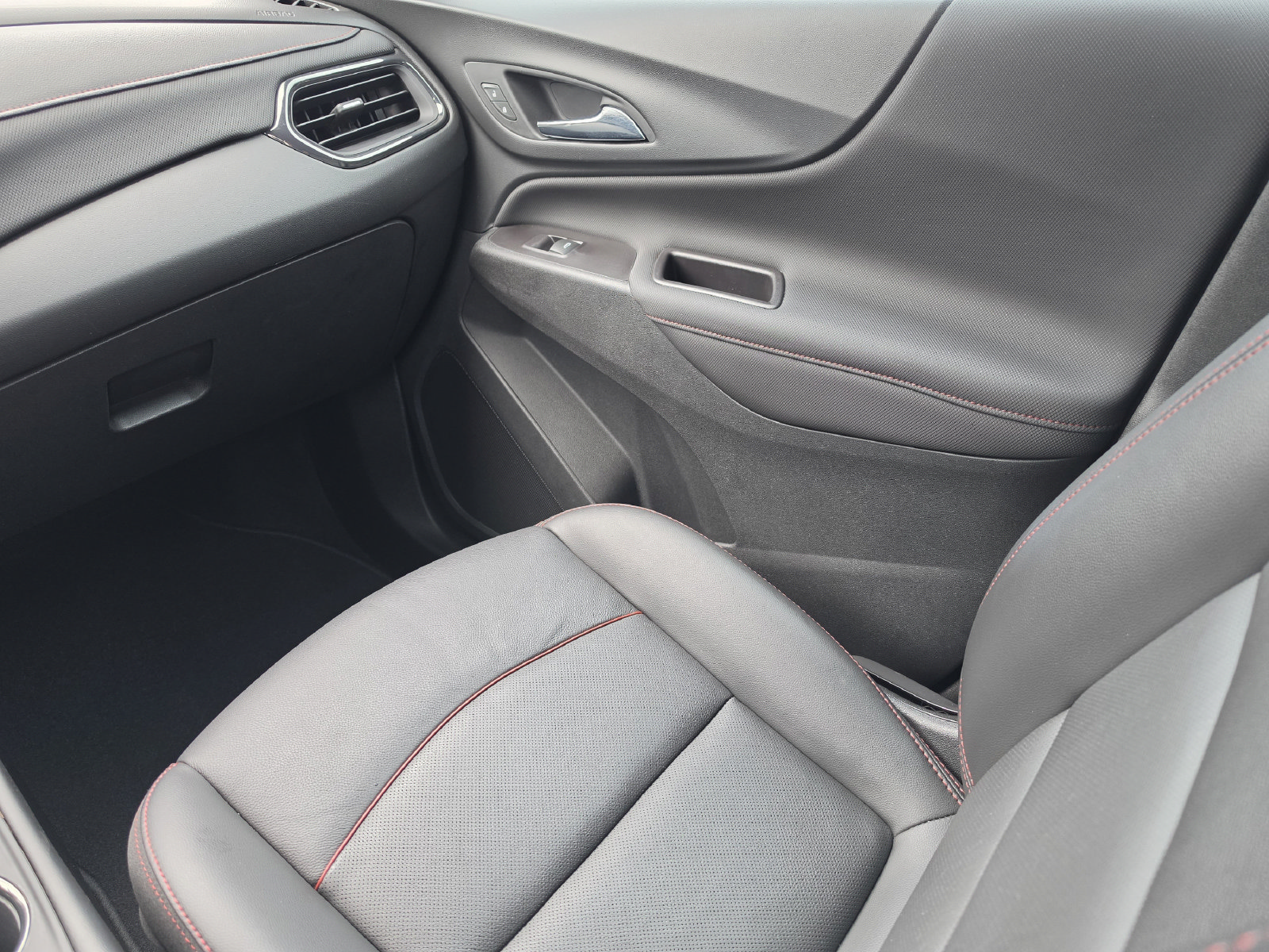 Used 2022 Chevrolet Equinox RS w/ RS Leather Package FWD image 22