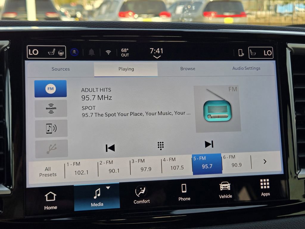 Used 2025 Chrysler Pacifica Select image 24