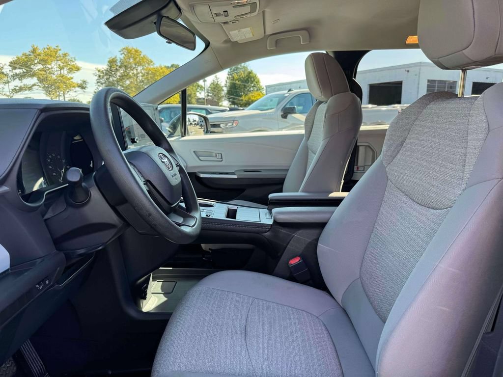 Used 2025 Toyota Sienna LE AWD/4WD image 15