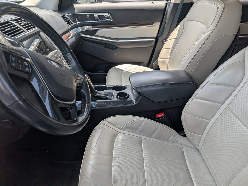 Used 2019 Ford Explorer Limited w/ Limited Luxury Package FWD image 8