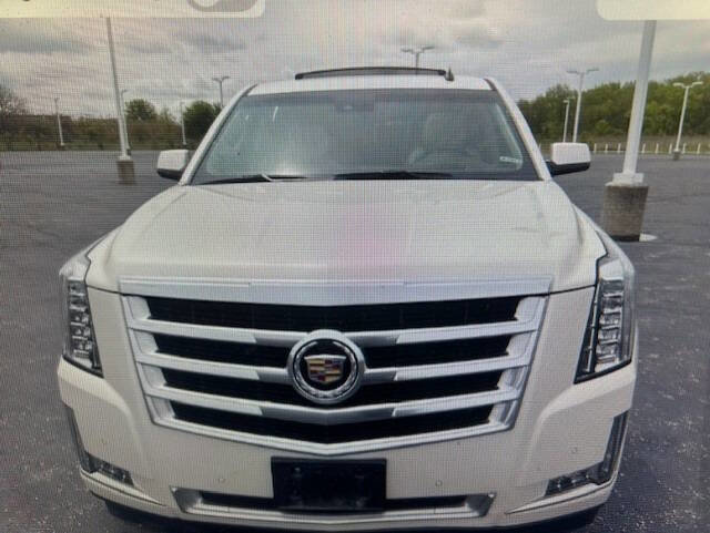 Used 2015 Cadillac Escalade Luxury AWD/4WD image 2