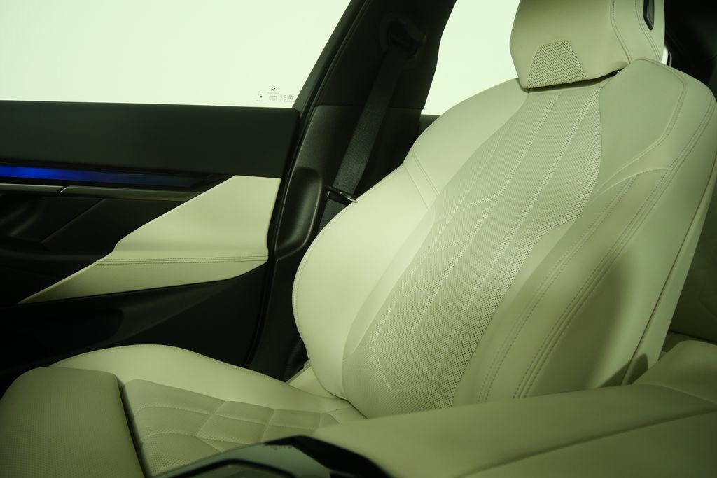 Certified 2025 BMW 540i xDrive AWD/4WD image 23