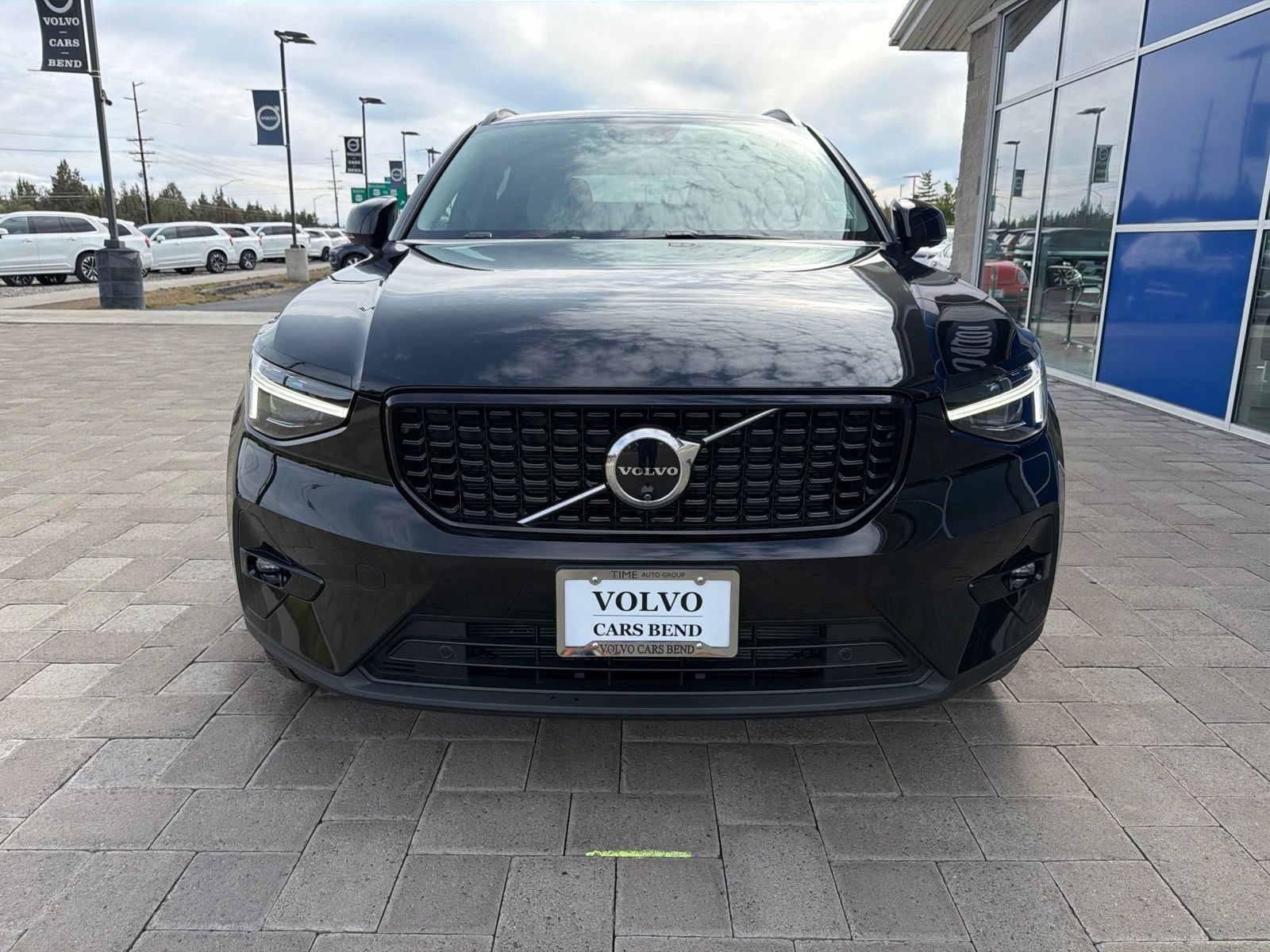 Used 2025 Volvo XC40 B5 Ultra AWD/4WD image 3