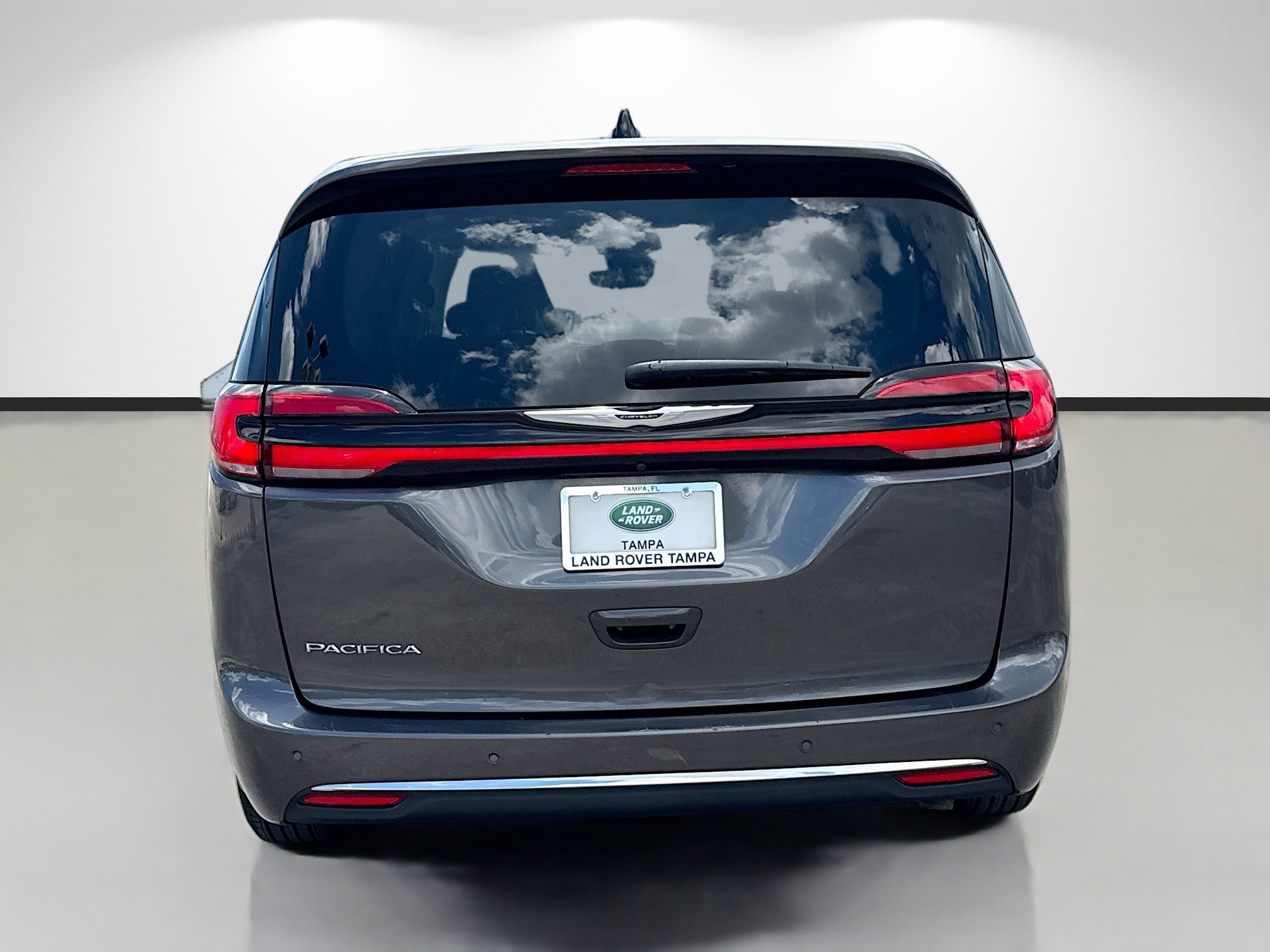 Used 2023 Chrysler Pacifica Touring-L FWD image 4