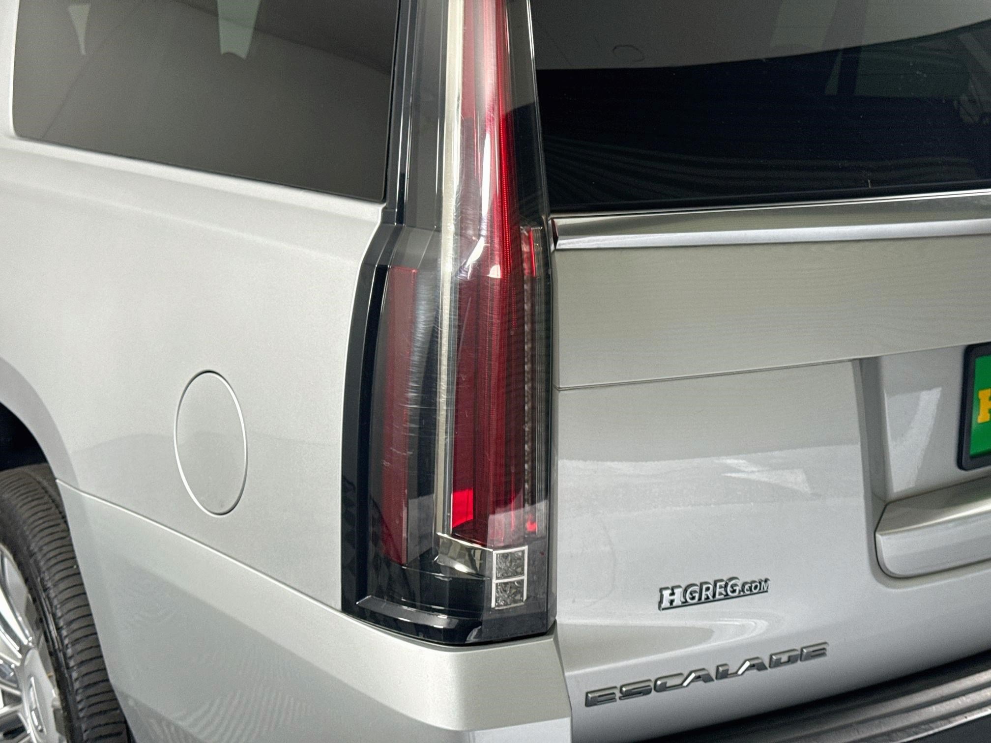 Used 2020 Cadillac Escalade ESV Platinum AWD/4WD image 36