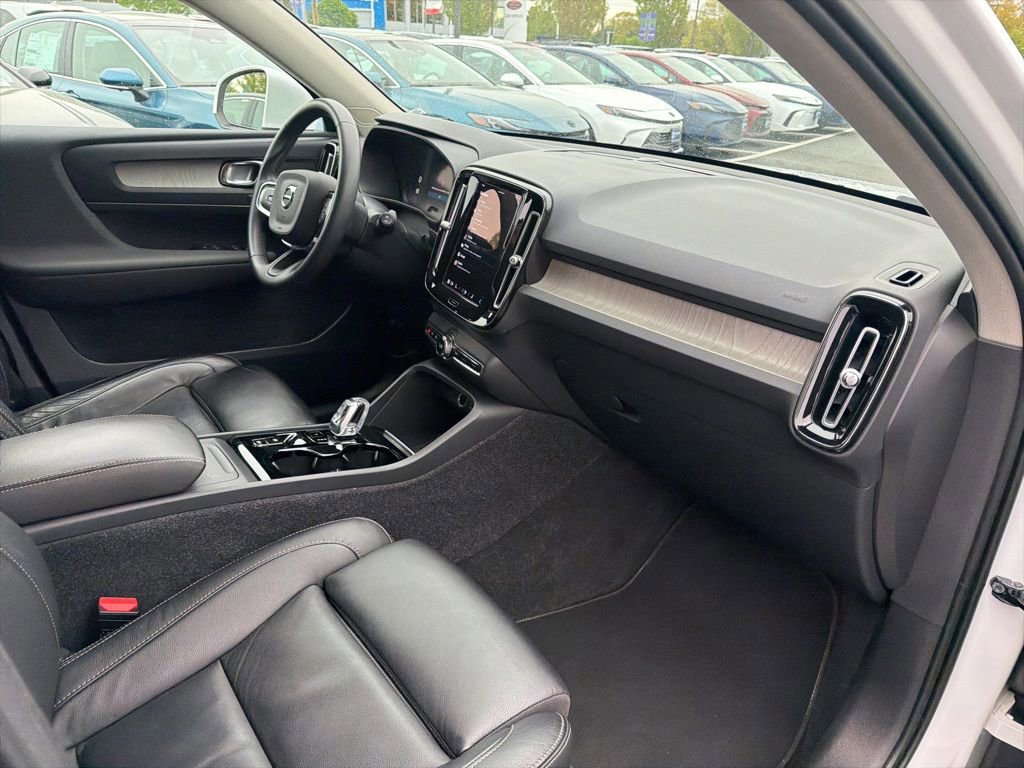 Used 2023 Volvo XC40 B5 Plus AWD/4WD image 11
