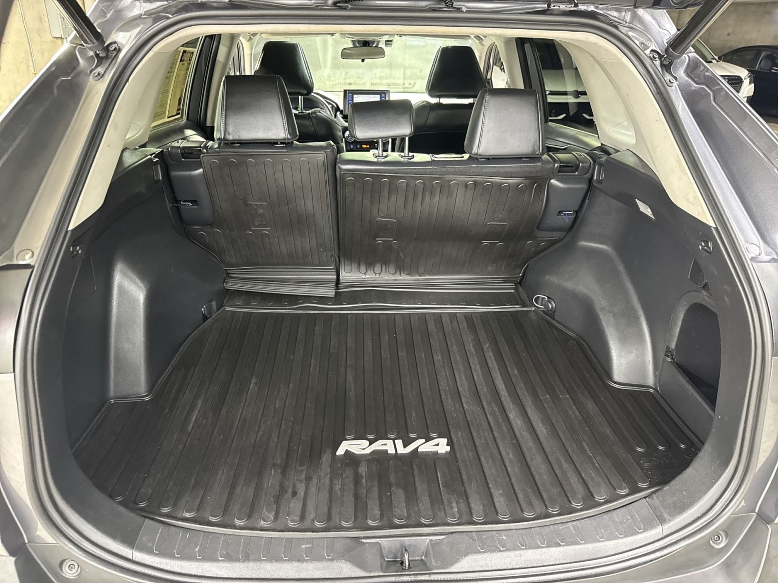 Used 2021 Toyota RAV4 XLE Premium AWD/4WD image 38