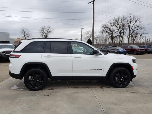 Used 2024 Jeep Grand Cherokee Altitude image 11