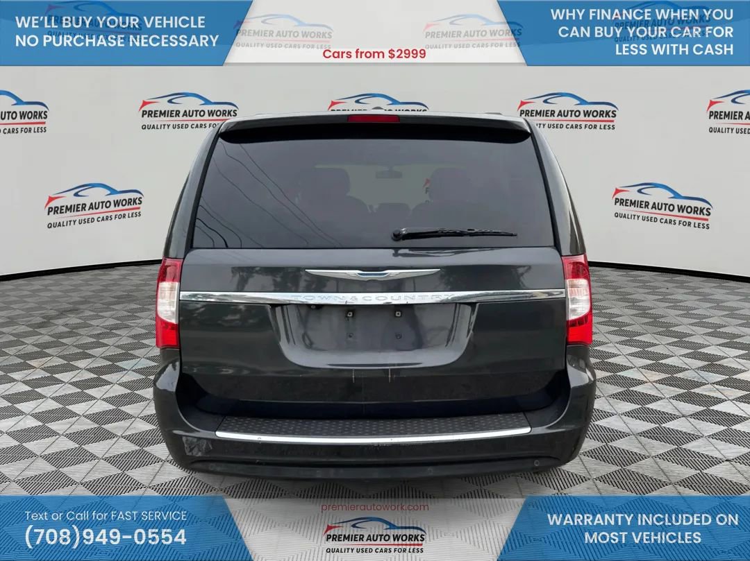 Used 2012 Chrysler Town & Country Touring image 5