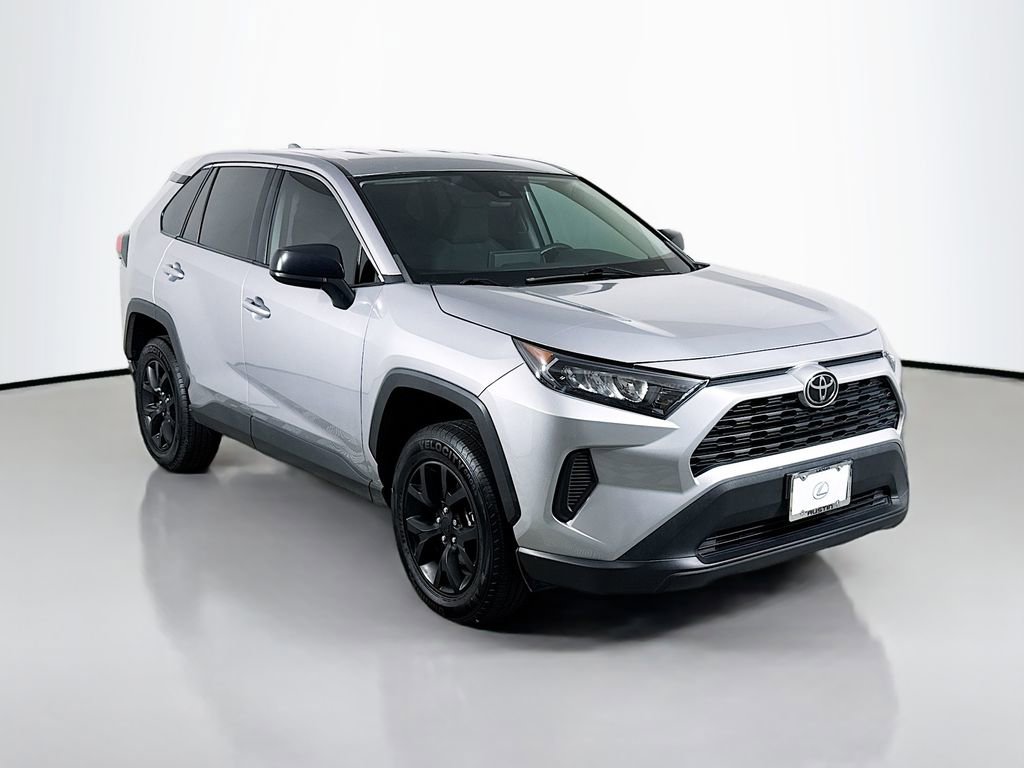 Used 2022 Toyota RAV4 LE FWD image 3