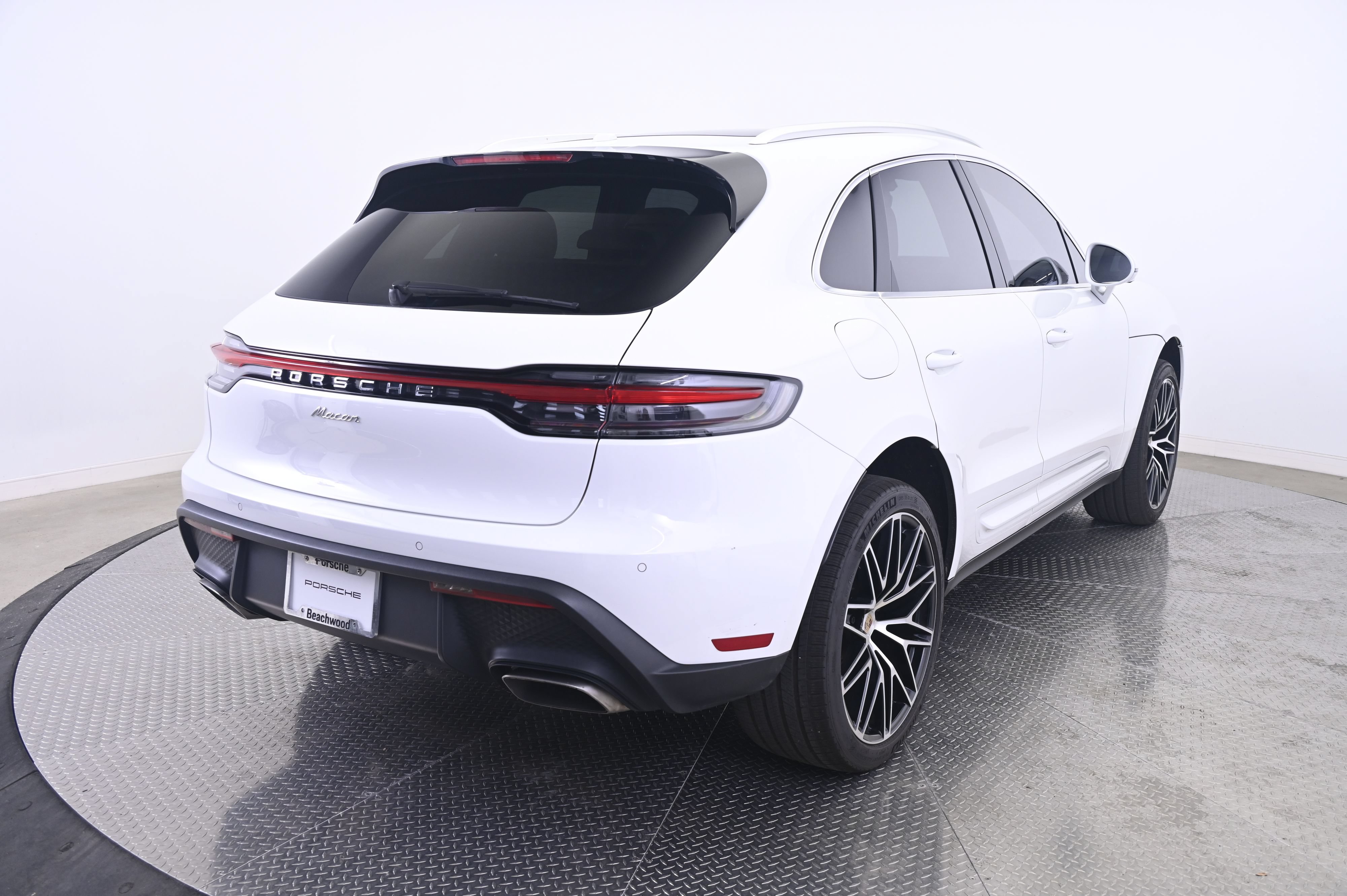 Certified 2024 Porsche Macan AWD/4WD image 7