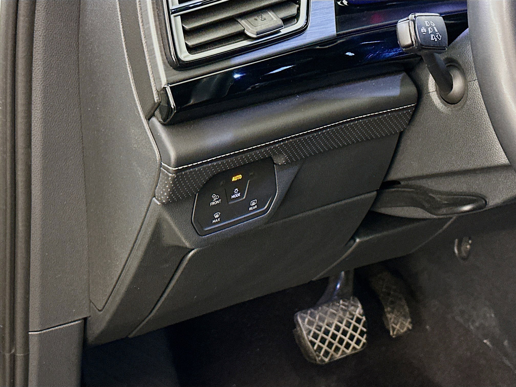 Used 2024 Volkswagen Atlas Cross Sport SE image 17