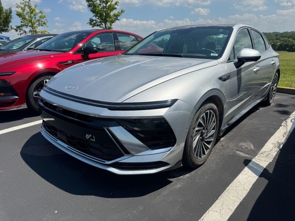 Certified 2025 Hyundai Sonata Limited FWD image 3