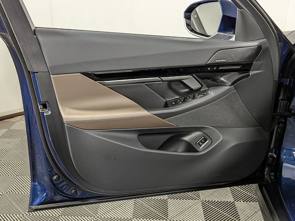 Used 2025 BMW 530i xDrive w/ Premium Package image 13