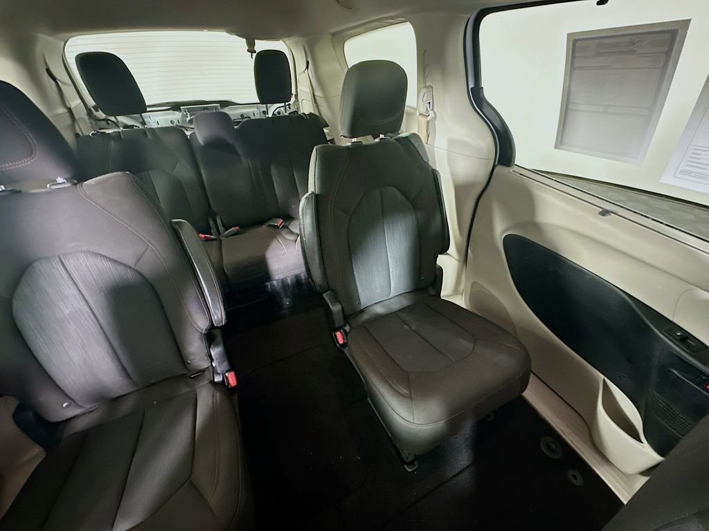 Used 2020 Chrysler Pacifica Touring w/ Advanced Safetytec Group image 14