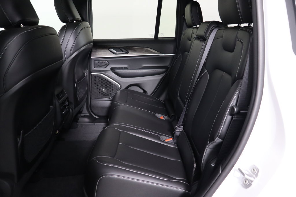 Used 2026 Jeep Grand Cherokee Limited w/ Limited Altitude Package AWD/4WD image 16