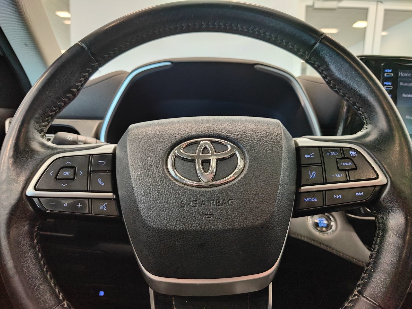 Used 2022 Toyota Highlander XLE AWD/4WD image 10