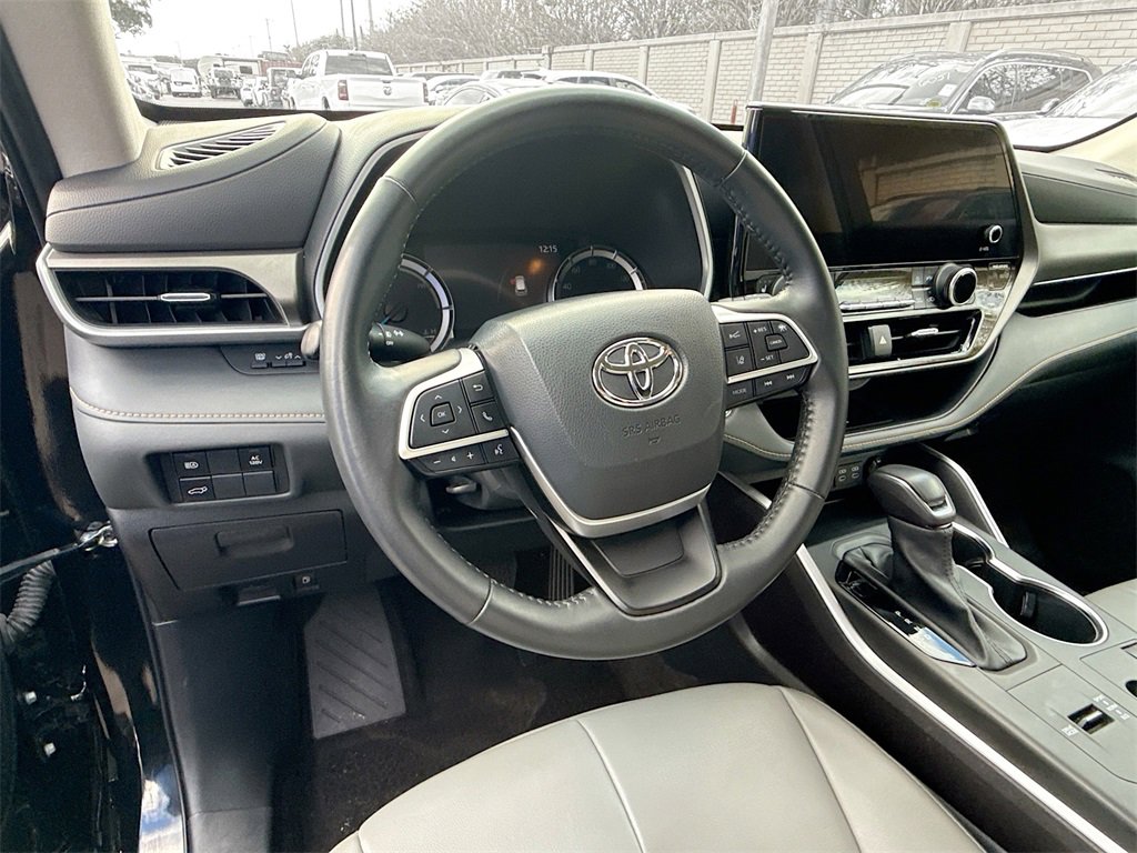 Used 2023 Toyota Highlander Bronze Edition image 12