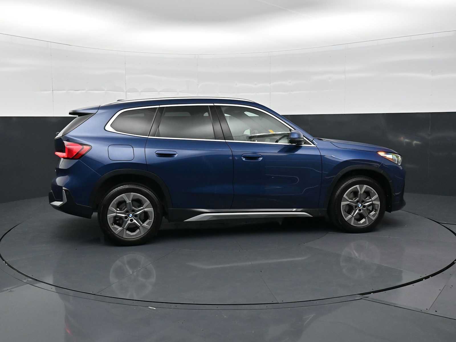 Used 2025 BMW X1 xDrive28i w/ Technology Package AWD/4WD image 4