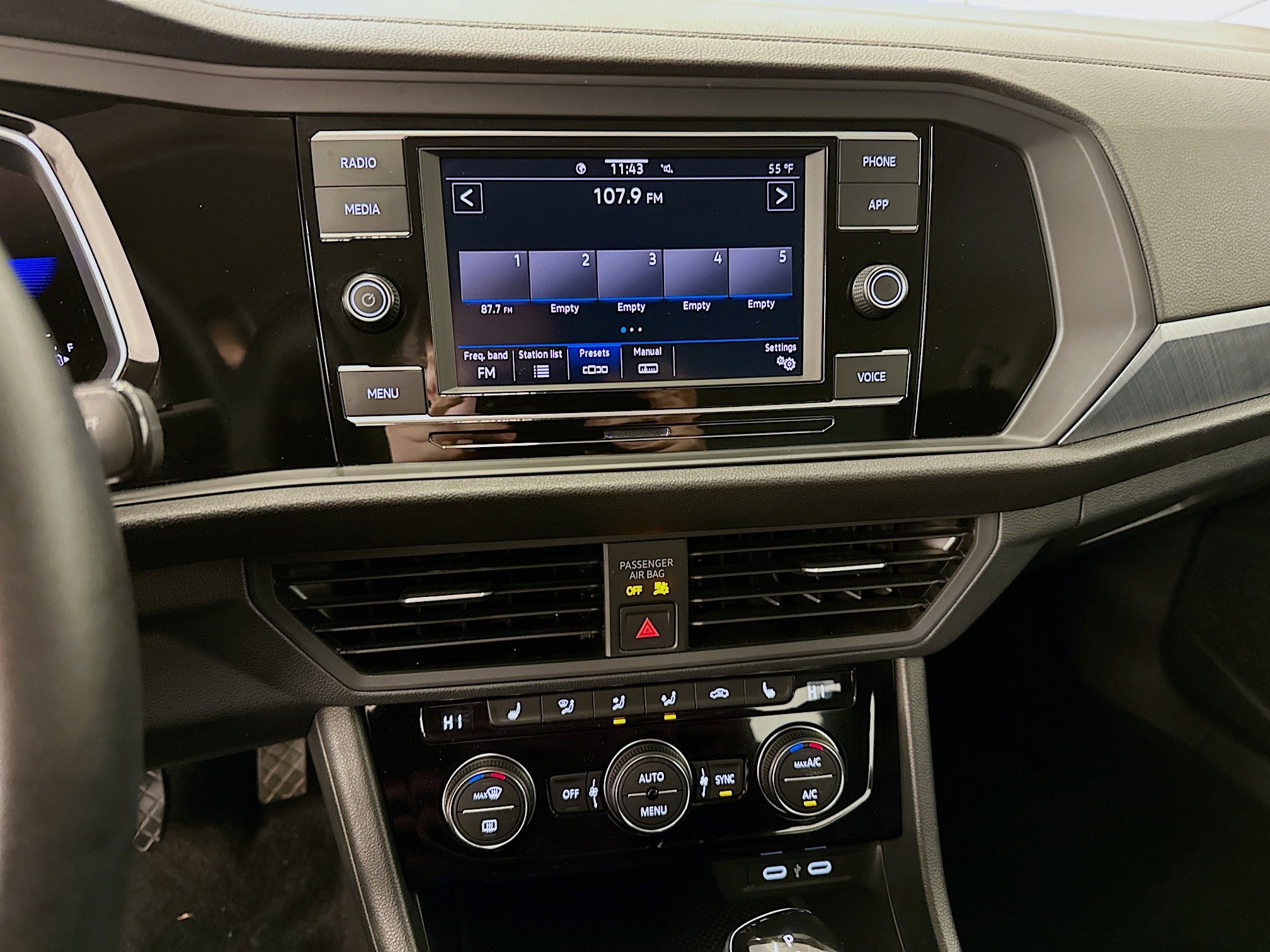 Used 2024 Volkswagen Jetta SE image 25