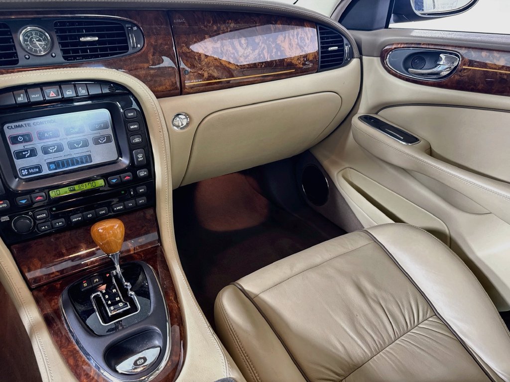 Used 2005 Jaguar XJ8 RWD image 24