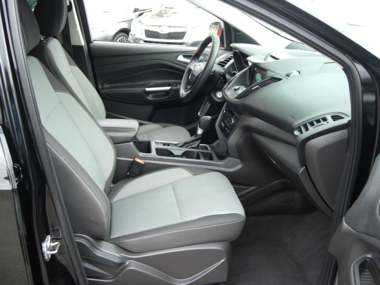Used 2017 Ford Escape SE w/ Equipment Group 201A FWD image 18