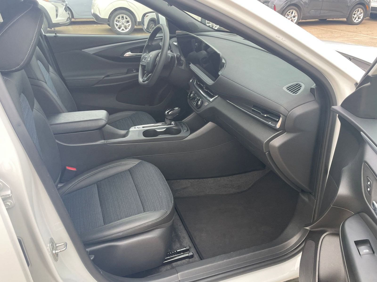 Used 2025 Buick Envista Preferred image 39