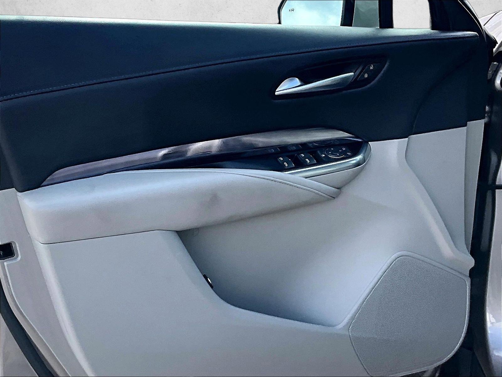 Used 2023 Cadillac XT4 Luxury w/ Cold Weather Package FWD image 17