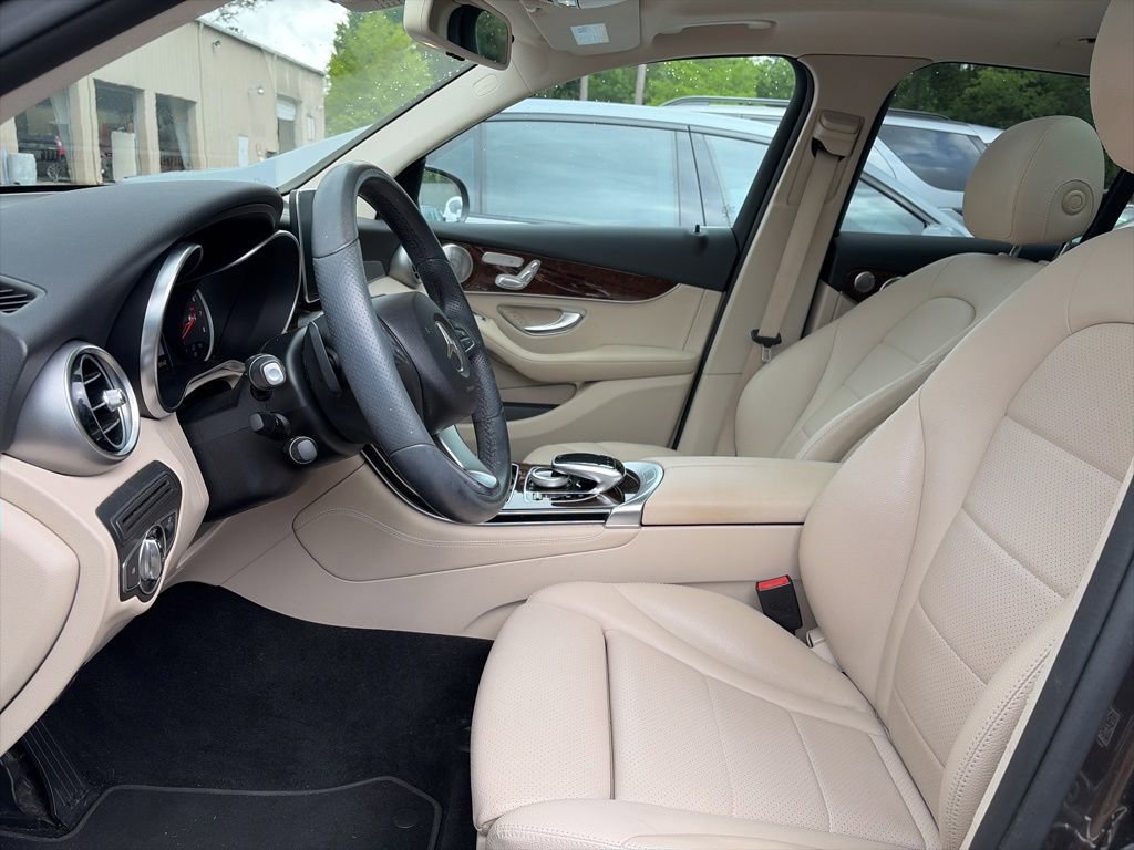 Used 2017 Mercedes-Benz GLC 300 4MATIC image 4