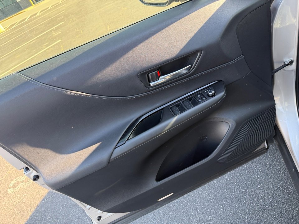 Used 2022 Toyota Venza LE image 36