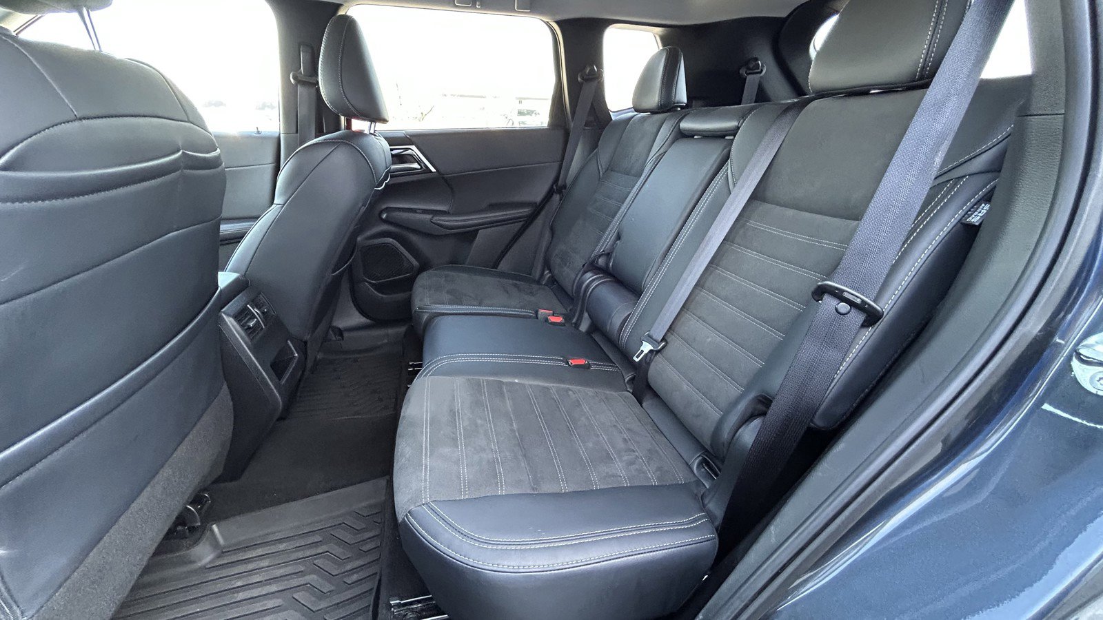 Used 2024 Mitsubishi Outlander SE image 13