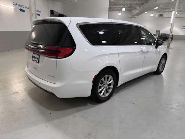 Used 2026 Chrysler Pacifica Limited FWD image 9