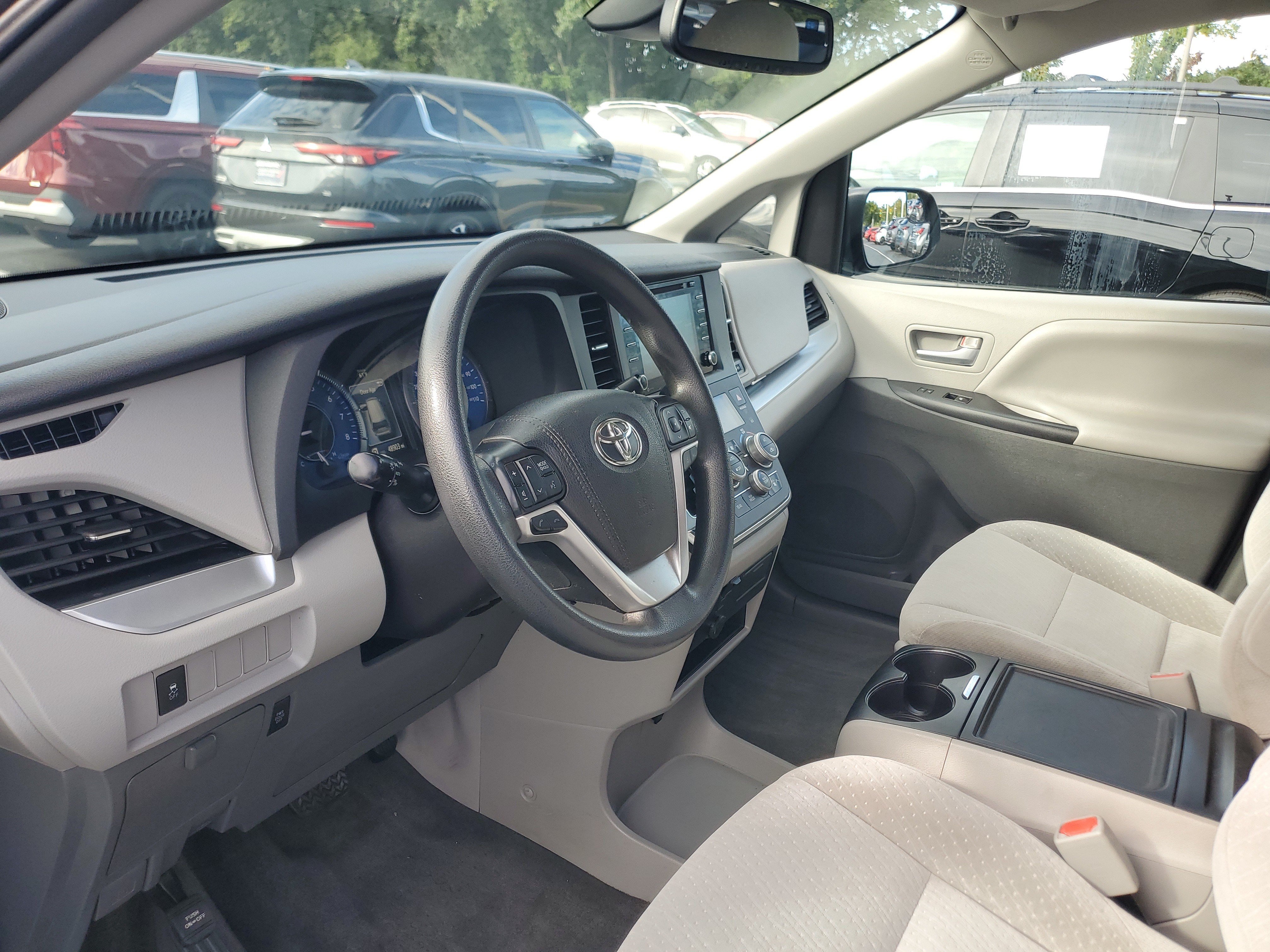 Certified 2019 Toyota Sienna LE FWD image 17