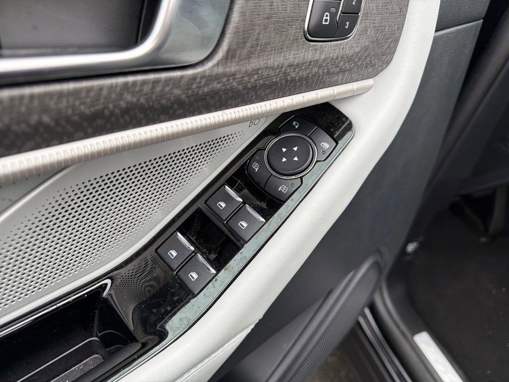 Used 2025 Ford Explorer Platinum w/ Ultimate Package image 22