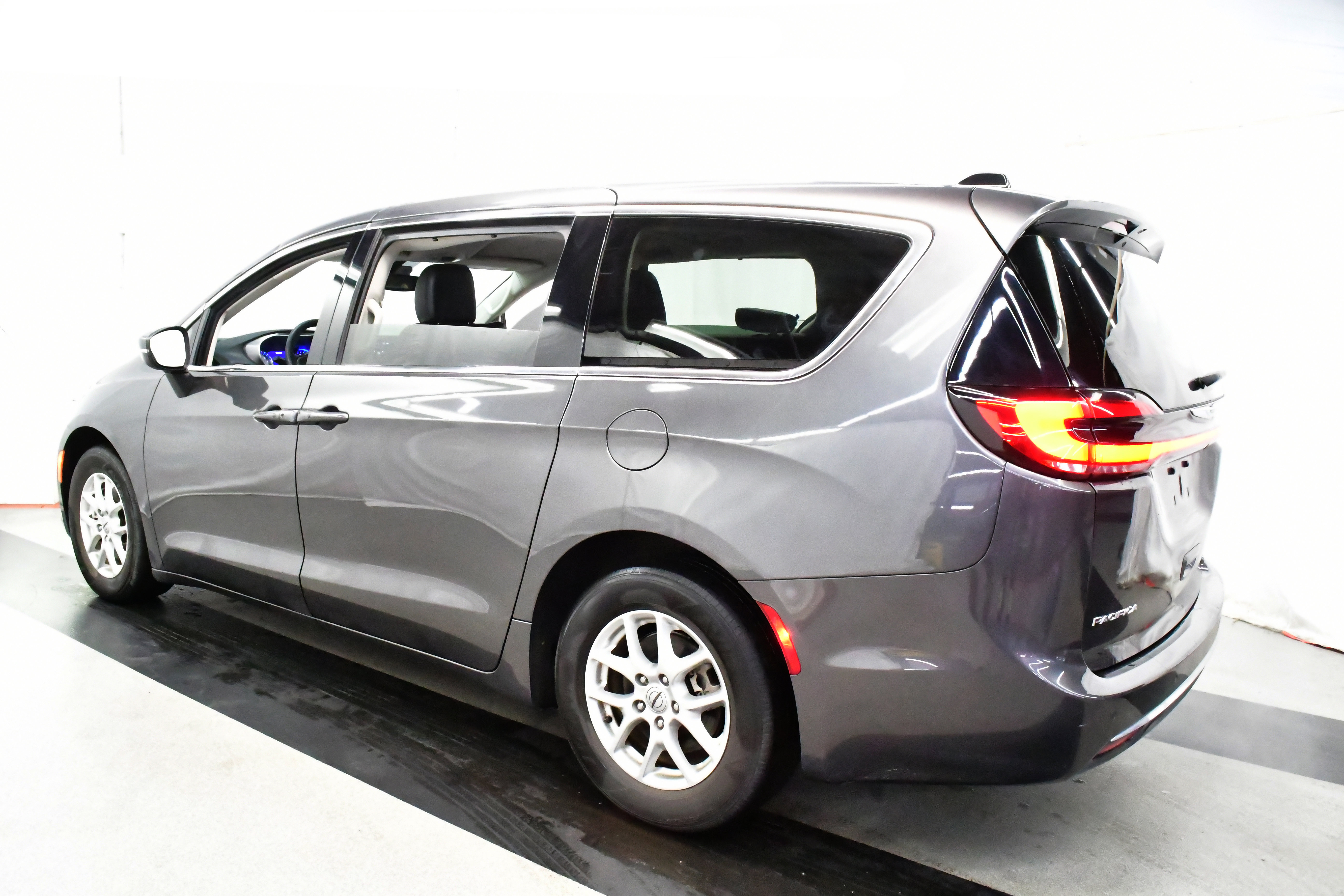 Used 2023 Chrysler Pacifica Limited image 9