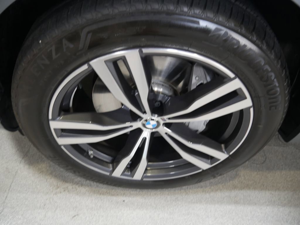 Used 2023 BMW X7 xDrive40i w/ M Sport Package AWD/4WD image 11