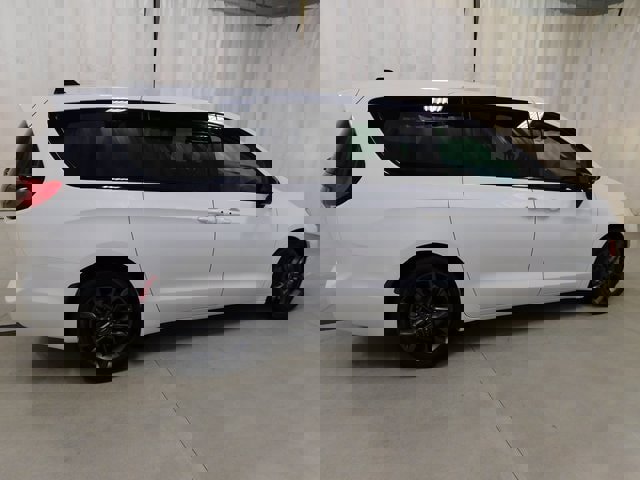 New 2026 Chrysler Pacifica Select image 3